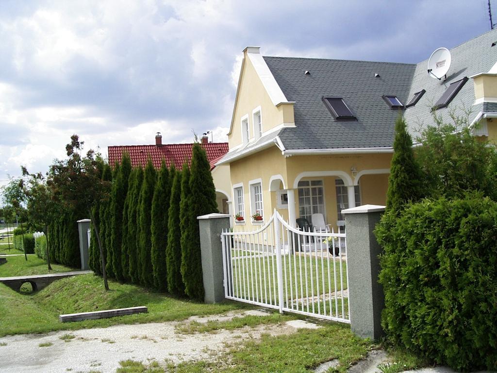 Pacsirta Apartman Lenti Extérieur photo